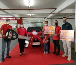 Manajemen Telkomsel foto bersama Hana, pelanggan yang beruntung membawa pulang 1 unit mobil Honda City Hatchback RS, Rabu (9/3/2022). Foto Budy
